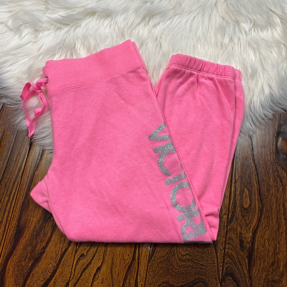 Victoria’s Secret supermodeling Essential